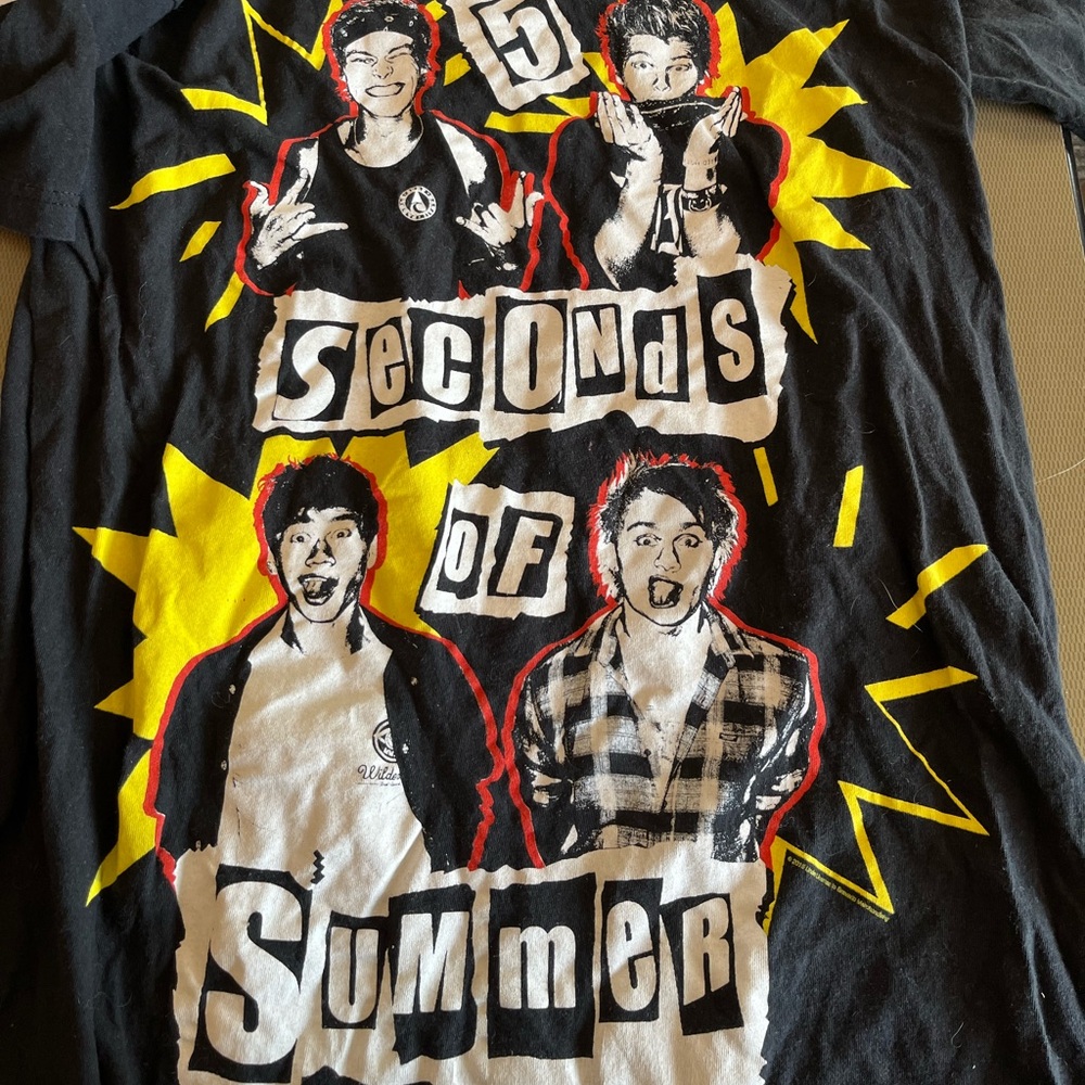 5 SECONDS IF SUMMER T SHIRT SZ SMALL